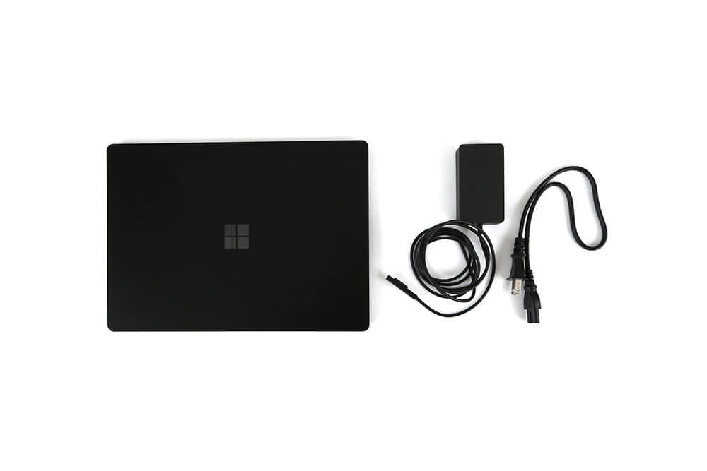 「Surface Laptop2」と充電器の画像