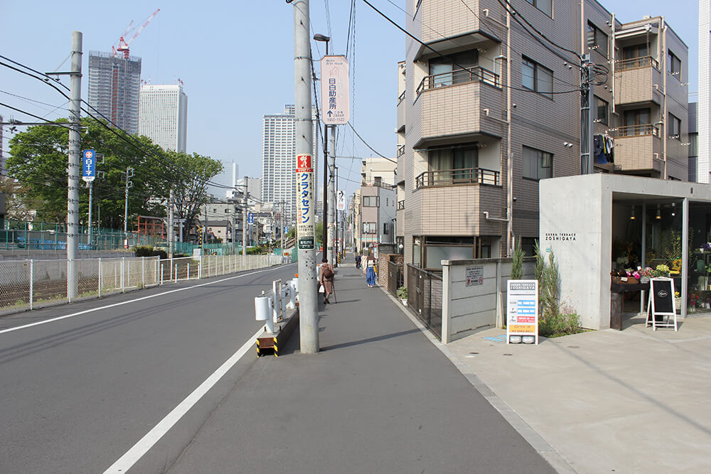 「雑司ヶ谷駅1番出口」から出て右へ進みます