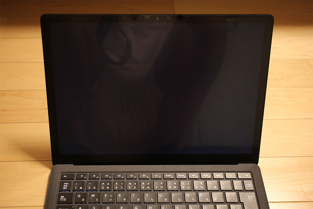 「Surface Laptop 2」の液晶部分は光沢感はありますが少しマットな感じ