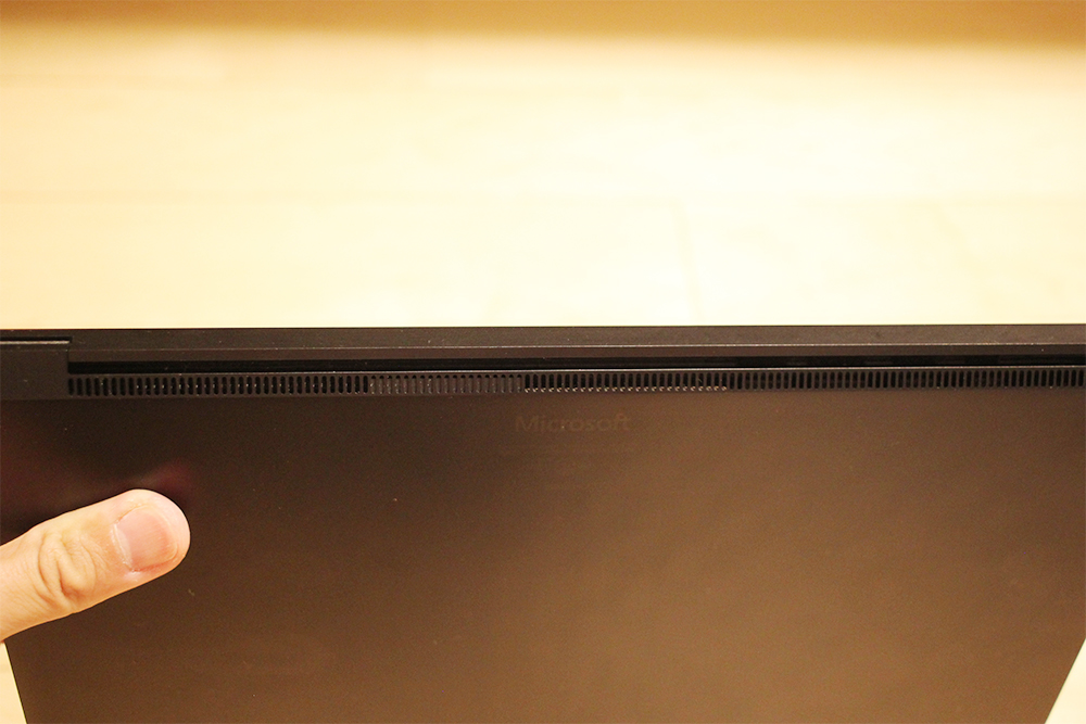 「Surface Laptop 2」の背面の排気穴