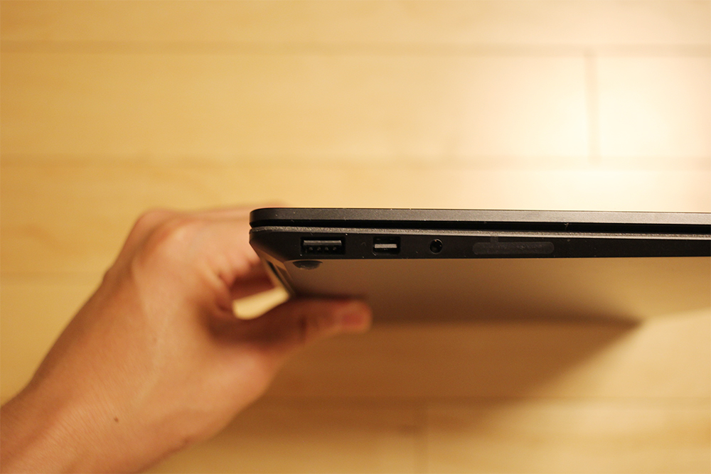 「Surface Laptop 2」のインターフェース(左)